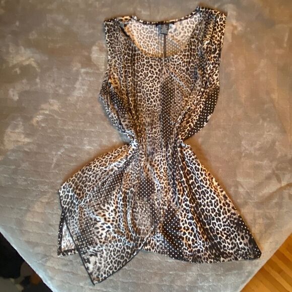 Animal Print Sleeveless Handkerchief Shirt - Picture 2 of 8